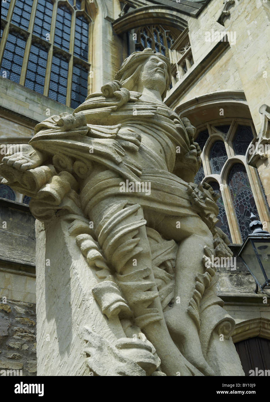 La Abadía de Bath, Somerset, estatua de Cristo resucitado, de 2000, por el escultor local Laurence Tindall Foto de stock