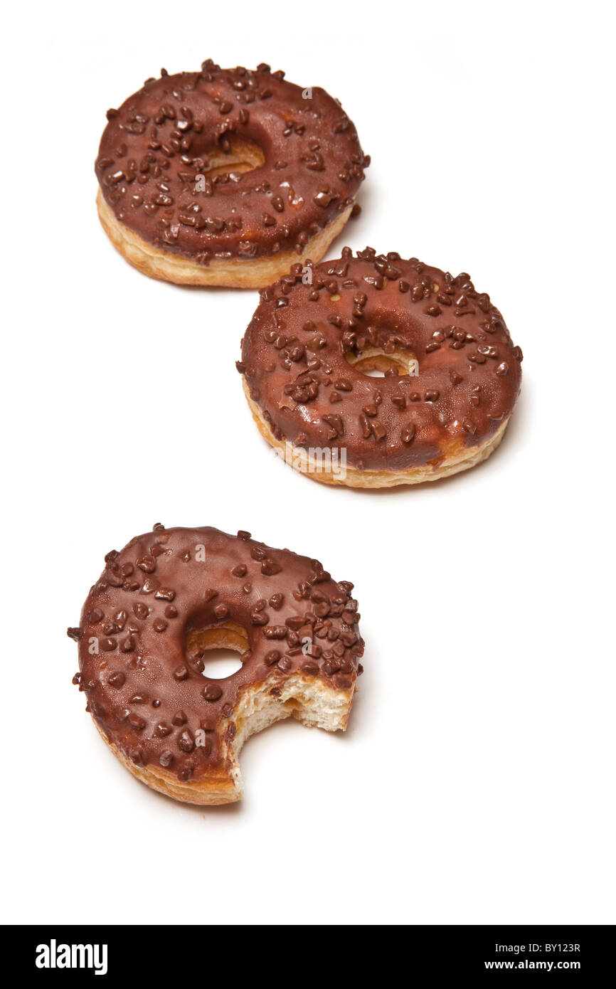 Anillo de chocolate donuts aislado sobre un fondo blanco studio. Foto de stock