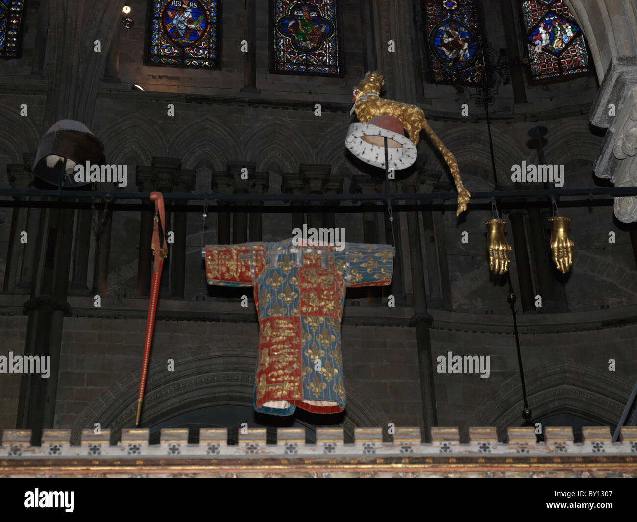 La Catedral de Canterbury Canterbury réplicas de la casulla fúnebre y guanteletes de Eduardo el Príncipe Negro de Gales Foto de stock