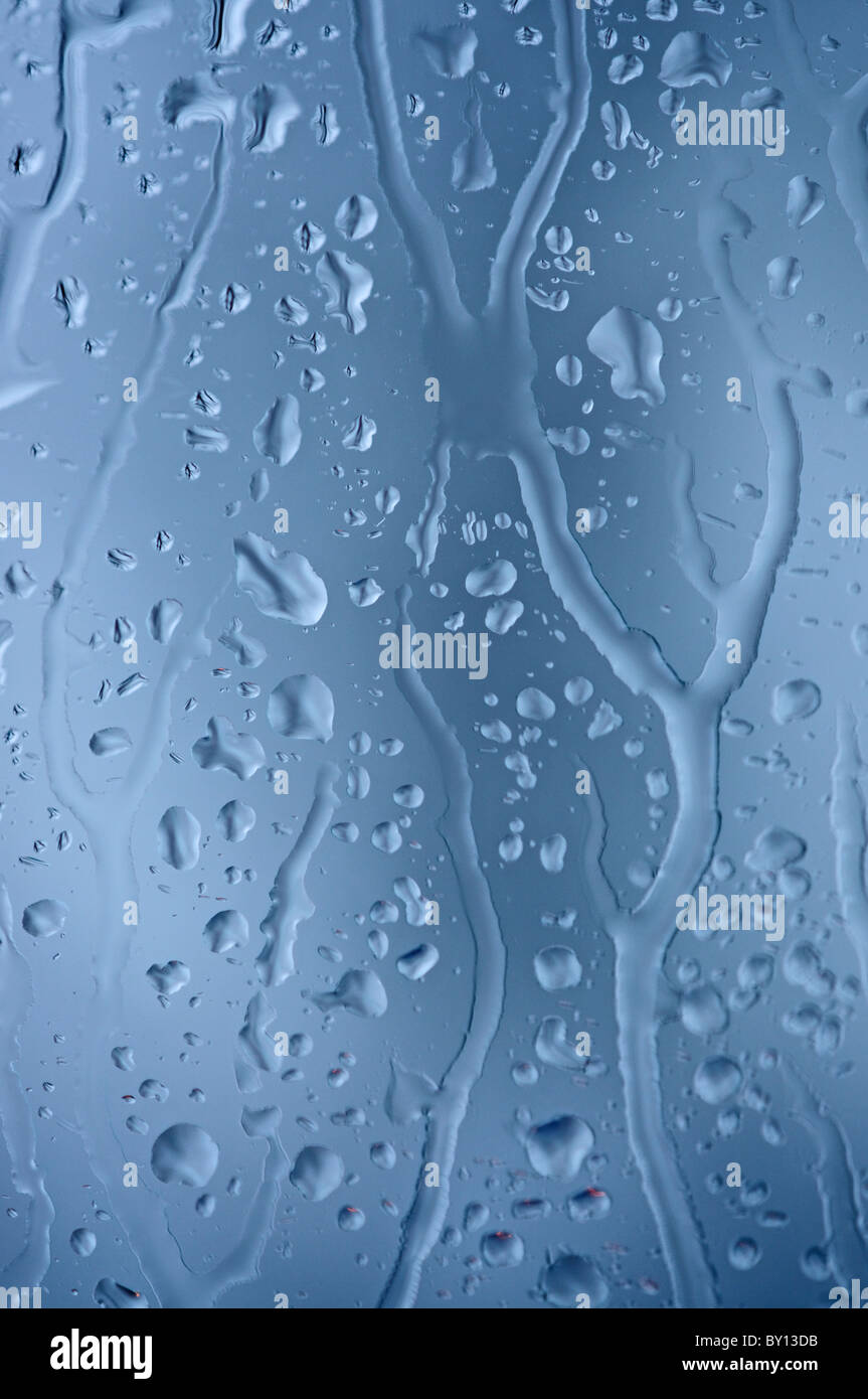 Lluvia cayendo por una ventana fotografías e imágenes de alta resolución -  Alamy