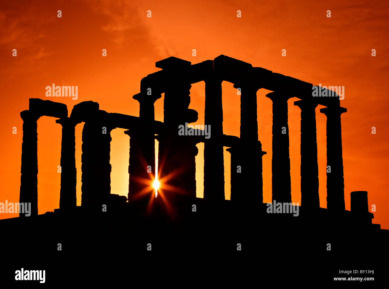 El Templo de Poseidón (antiguo dios del mar, según la mitología clásica griega) en el cabo Sounion, alrededor de la puesta del sol. Foto de stock