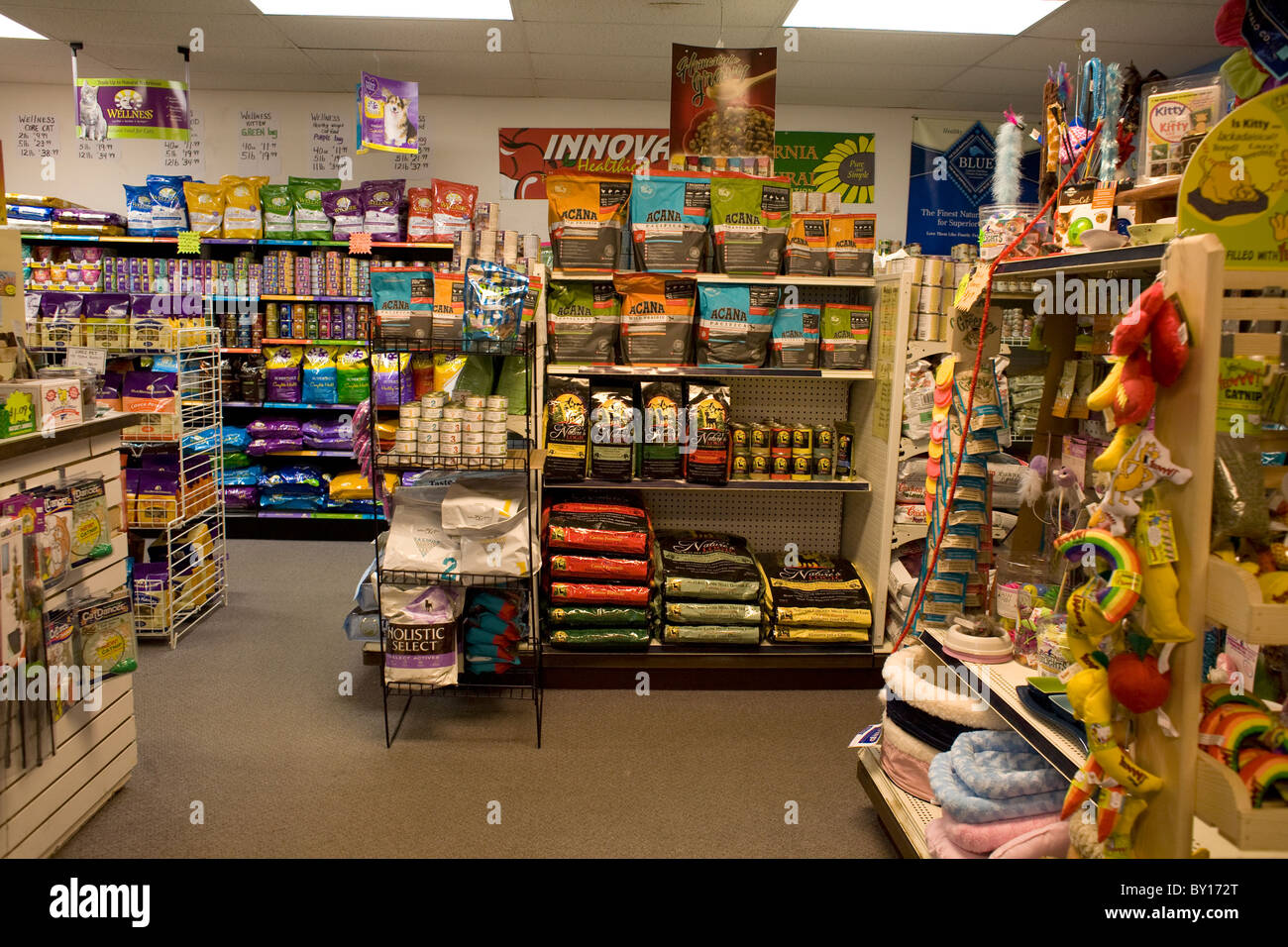 Interior de tienda de mascotas fotografías e imágenes de alta resolución -  Alamy