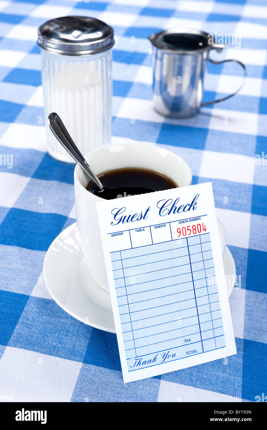 Un desayuno y café en una cafetería comedor con un cheque en blanco para la colocación de la copia. Foto de stock