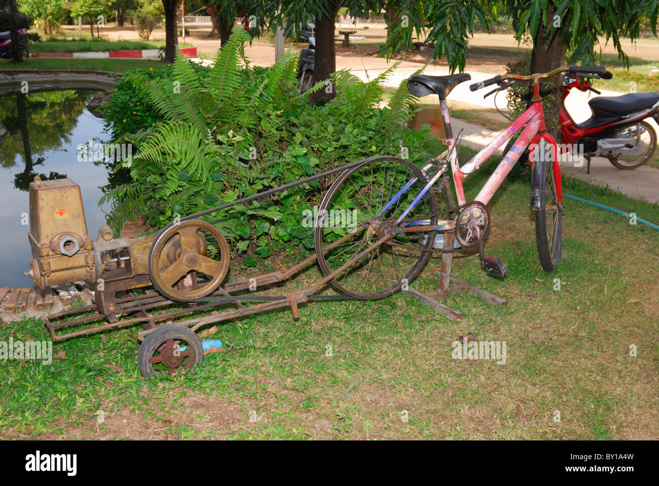 Una bicicleta powered bomba de agua en una escuela en el proporcionar, Tailandia Fotografía de stock - Alamy
