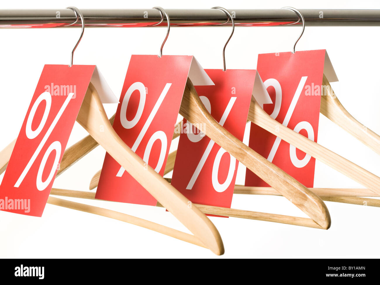 Foto de perchas con etiquetas rojas mostrando vacaciones de descuento y venta Foto de stock