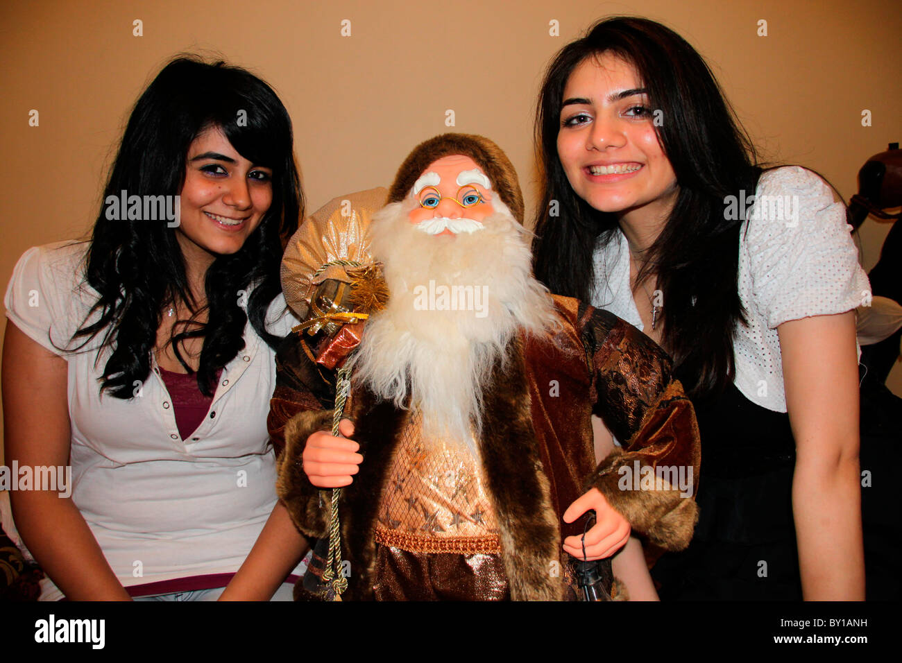 Dos jóvenes muchachas indias con Santa Clause celebrando la Navidad Foto de stock