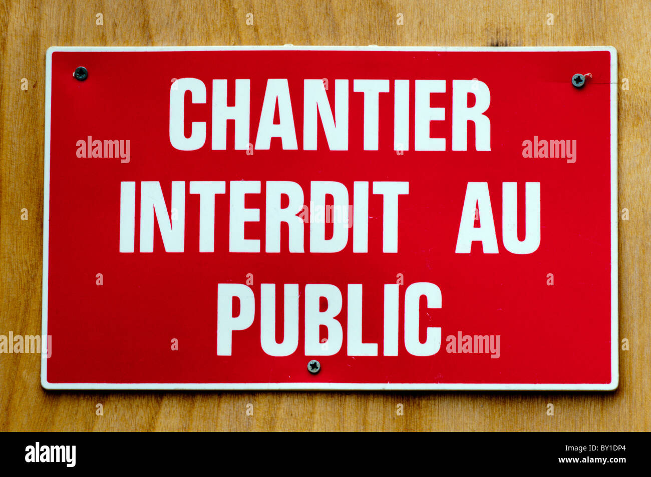 Un signo de advertencia de francés que el acceso a un sitio en construcción está prohibida para el público. Foto de stock