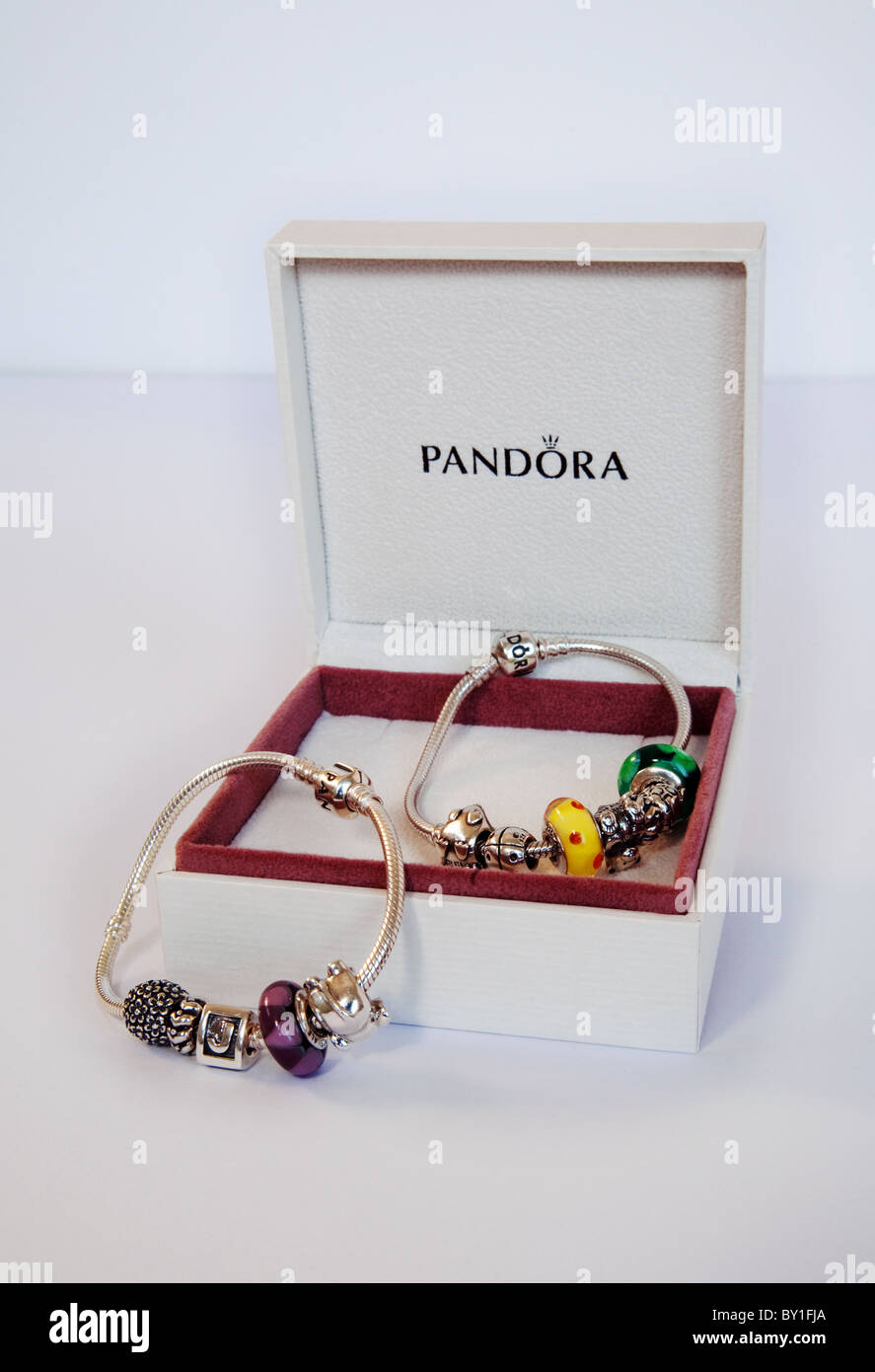 Dos joyas pandora pulseras y de su de stock Alamy