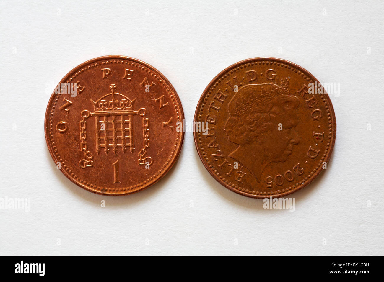 Dos monedas de un centavo, uno que muestra la parte frontal, la otra la espalda Foto de stock