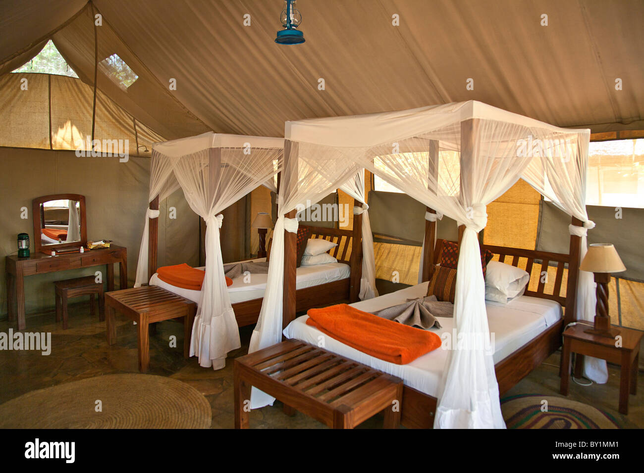 Tented alojamiento en Selous Riverside Safari Camp está situado en los bancos del río Rufiji justo fuera de Selous Game Foto de stock