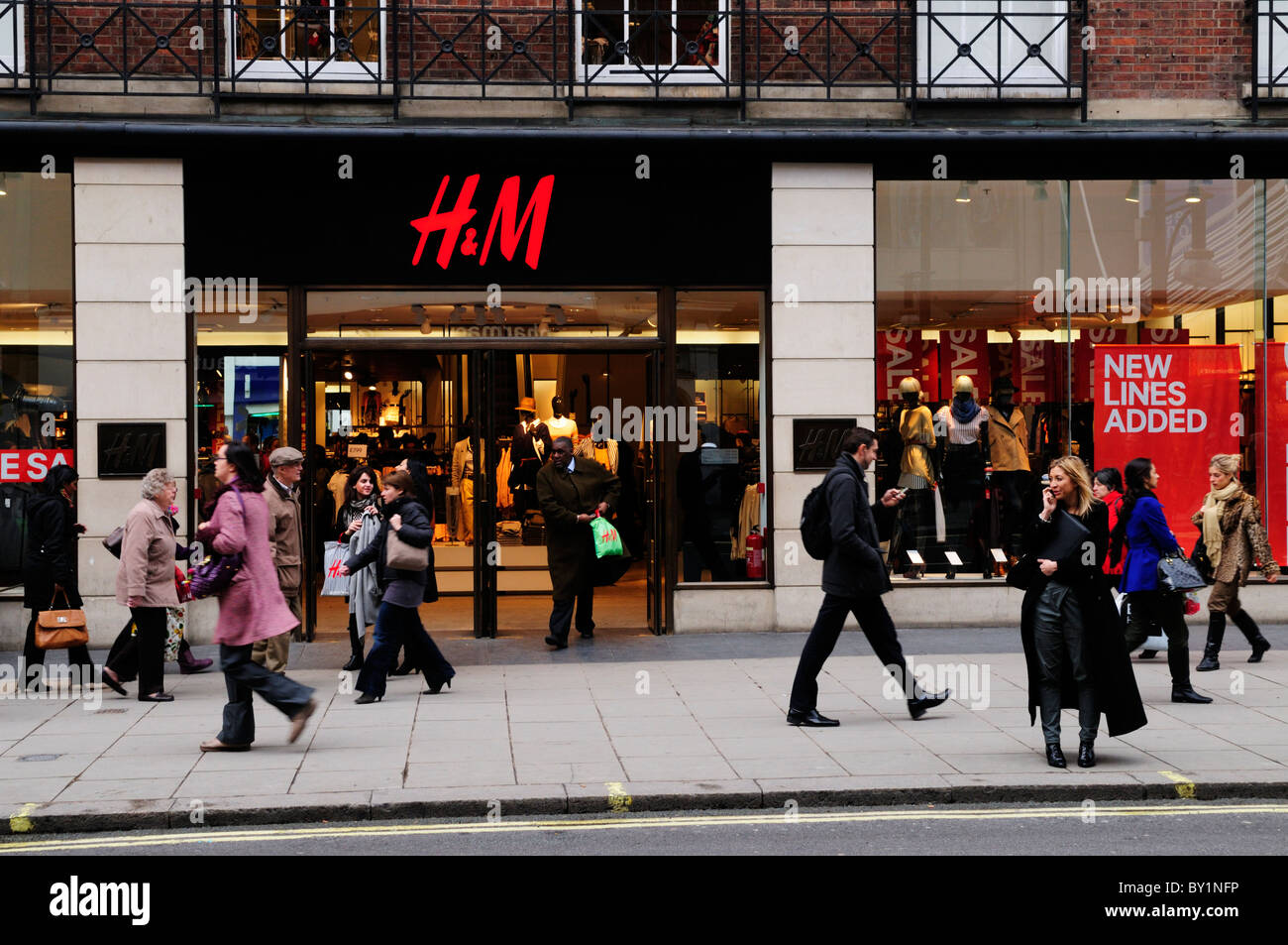 reservorio capitalismo Extraordinario La tienda de ropa H&M, Oxford Street, Londres, Inglaterra, Reino Unido  Fotografía de stock - Alamy