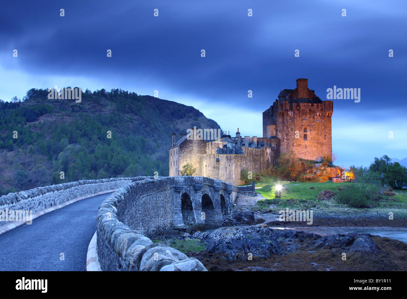 Proyectores iluminan los muros del castillo de Eilean Donan que