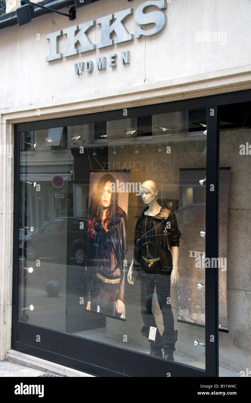 Escaparate de tienda de ropa de mujer Ikks en Nancy, Francia. Foto de stock