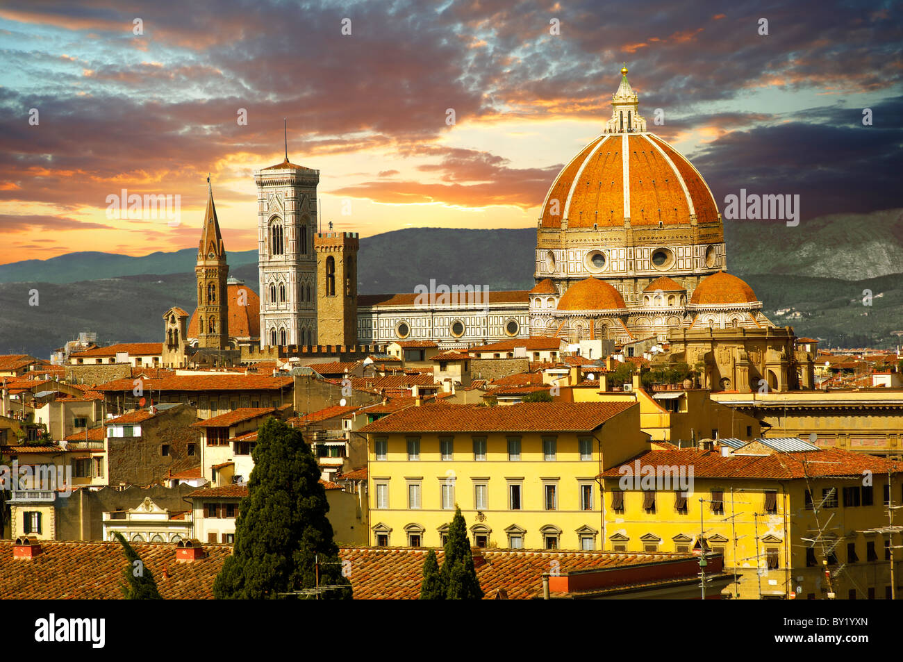 Vista superior del techo de la torre belll y el cimborrio de la Catedral de Florencia, Italia Foto de stock