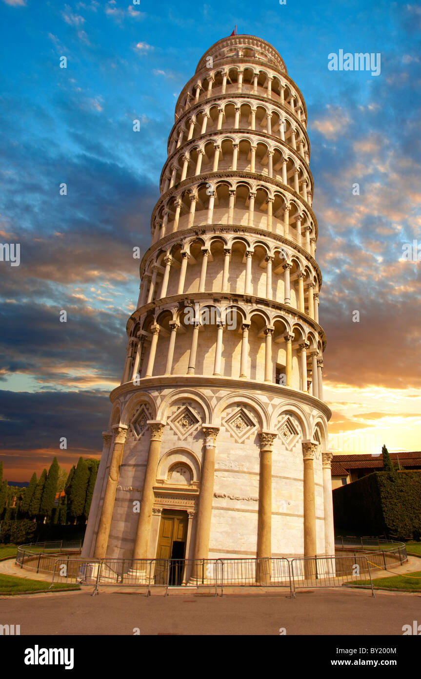 La Torre Inclinada de Pisa - un sitio de Patrimonio Mundial de la UNESCO, la Piazza del Miracoli , Pisa, Italia Foto de stock