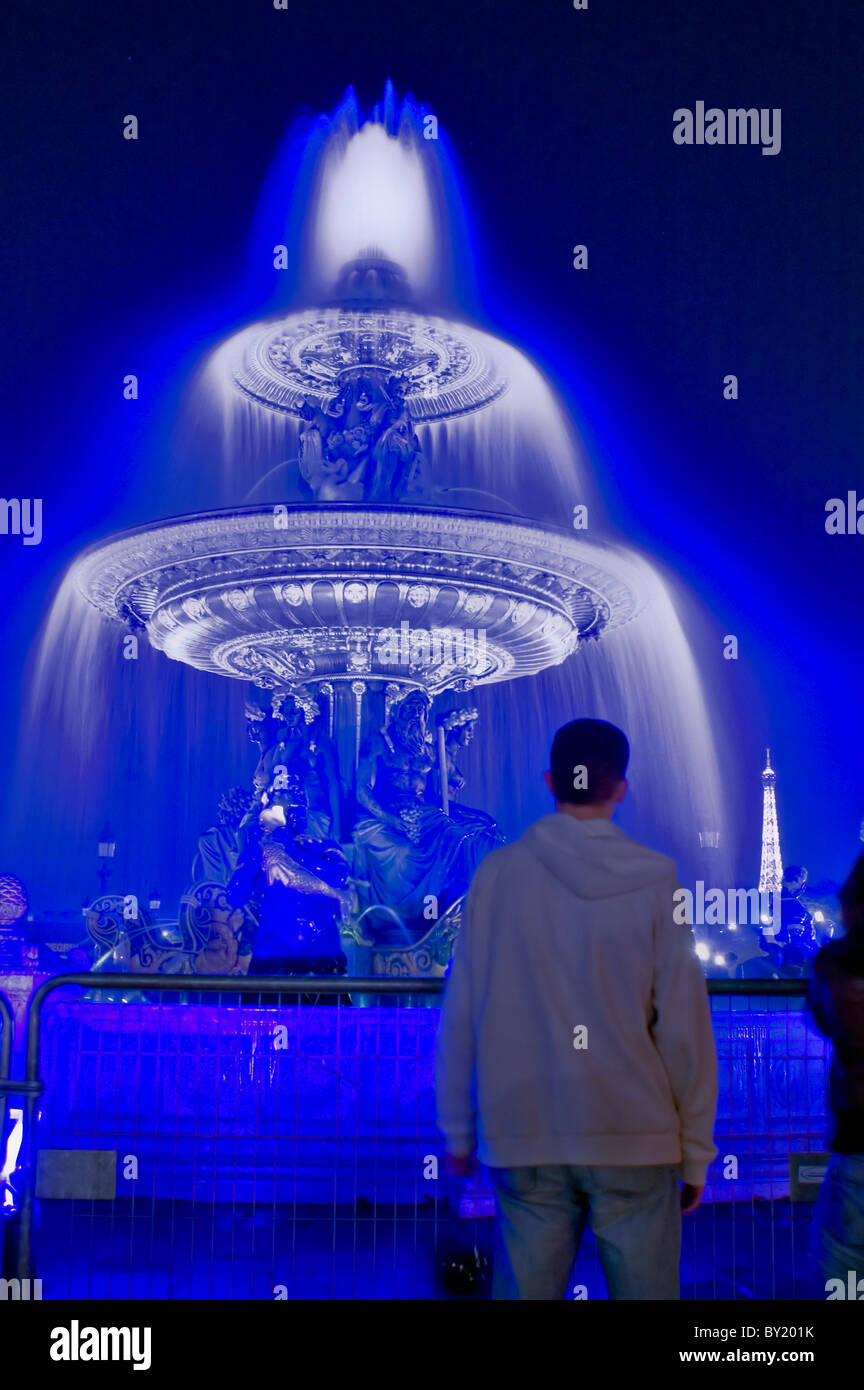 París, Francia, Eventos Públicos, Nuit Blanche, Efectos de iluminación especiales sobre una fuente de agua en la Place de la Concorde. Foto de stock