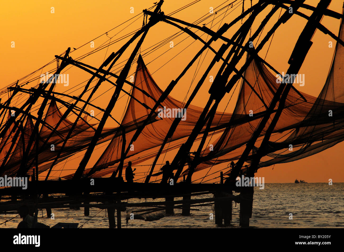 Puesta de sol y las redes de pesca en Kochin, en el sur de la India Foto de stock