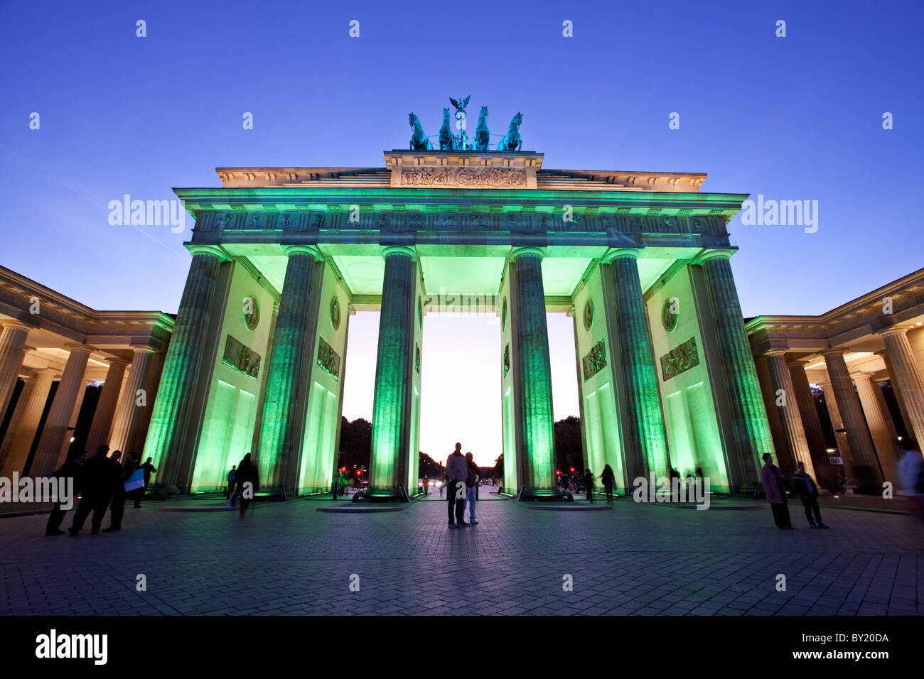 Alemania,Berlín, Puerta de Brandenburgo iluminada al anochecer, durante el Festival de las luces Foto de stock