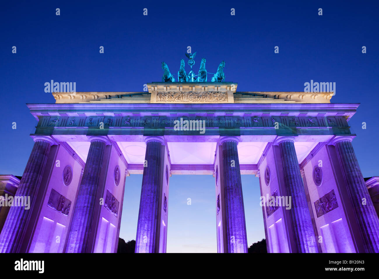 Alemania,Berlín, Puerta de Brandenburgo iluminada al anochecer, durante el Festival de las luces Foto de stock