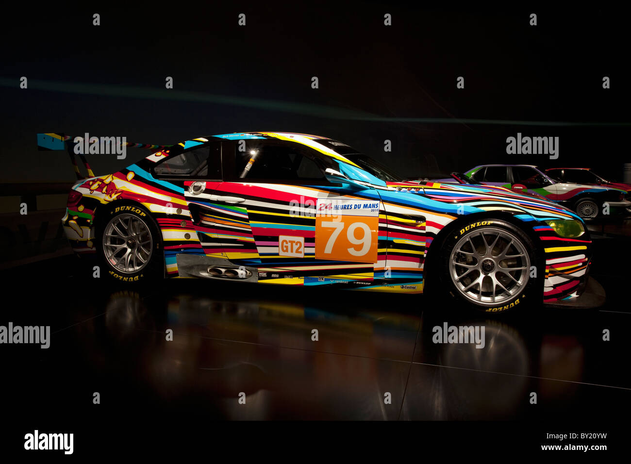 Alemania, Baviera,Munich,el museo de BMW, Jeff Koons pintura, un coche de 2010 m3 GT2 Foto de stock