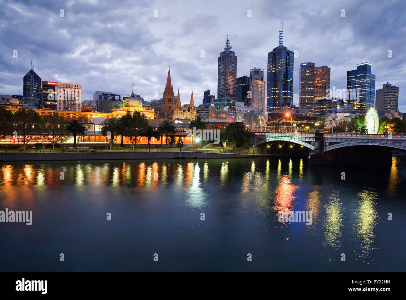 Melbourne, Victoria, Australia. Río Yarra y el horizonte de la ciudad por la noche. Foto de stock