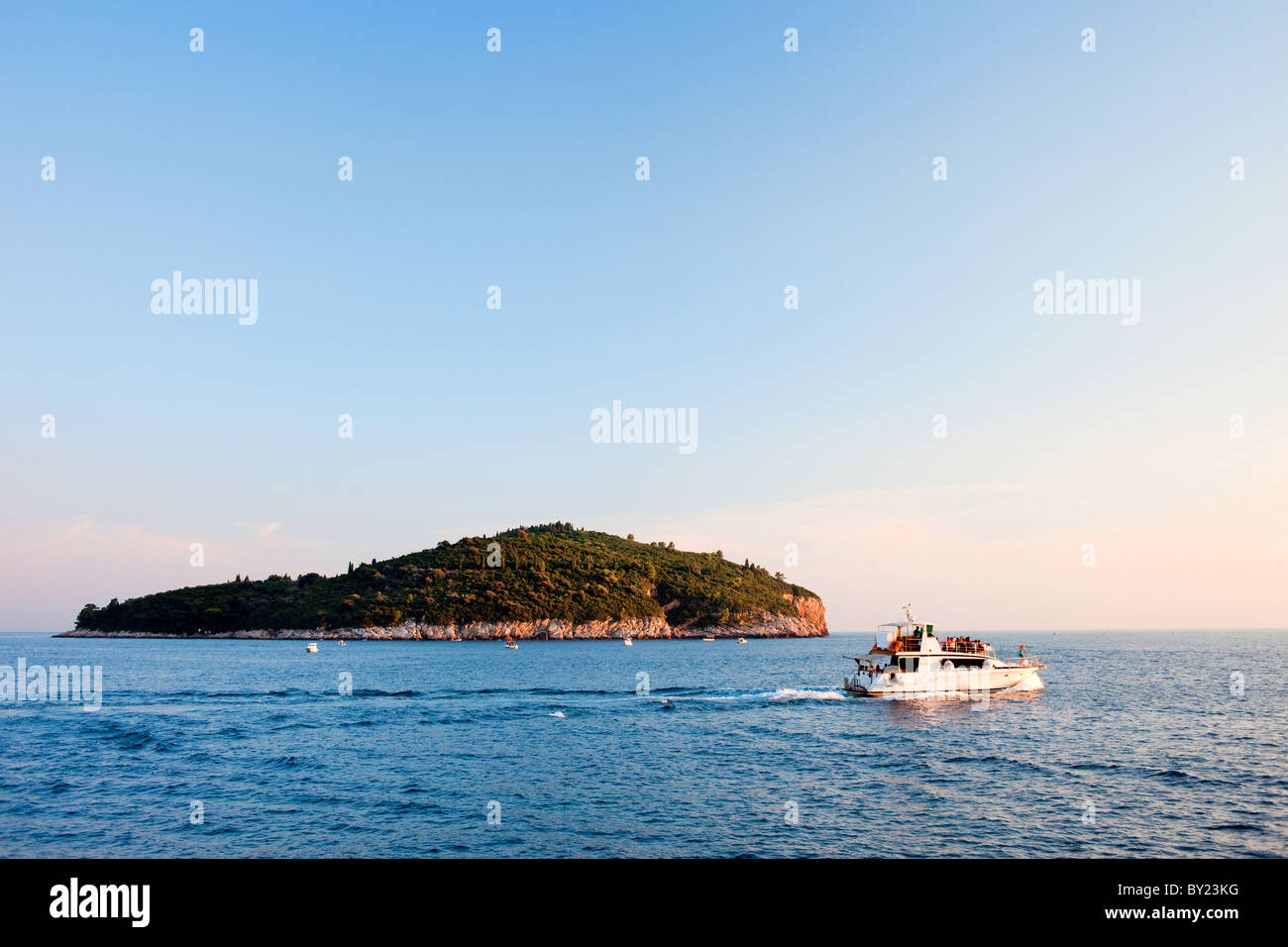 Lokrum Island en el Mar Adriático en Croacia al atardecer. Foto de stock