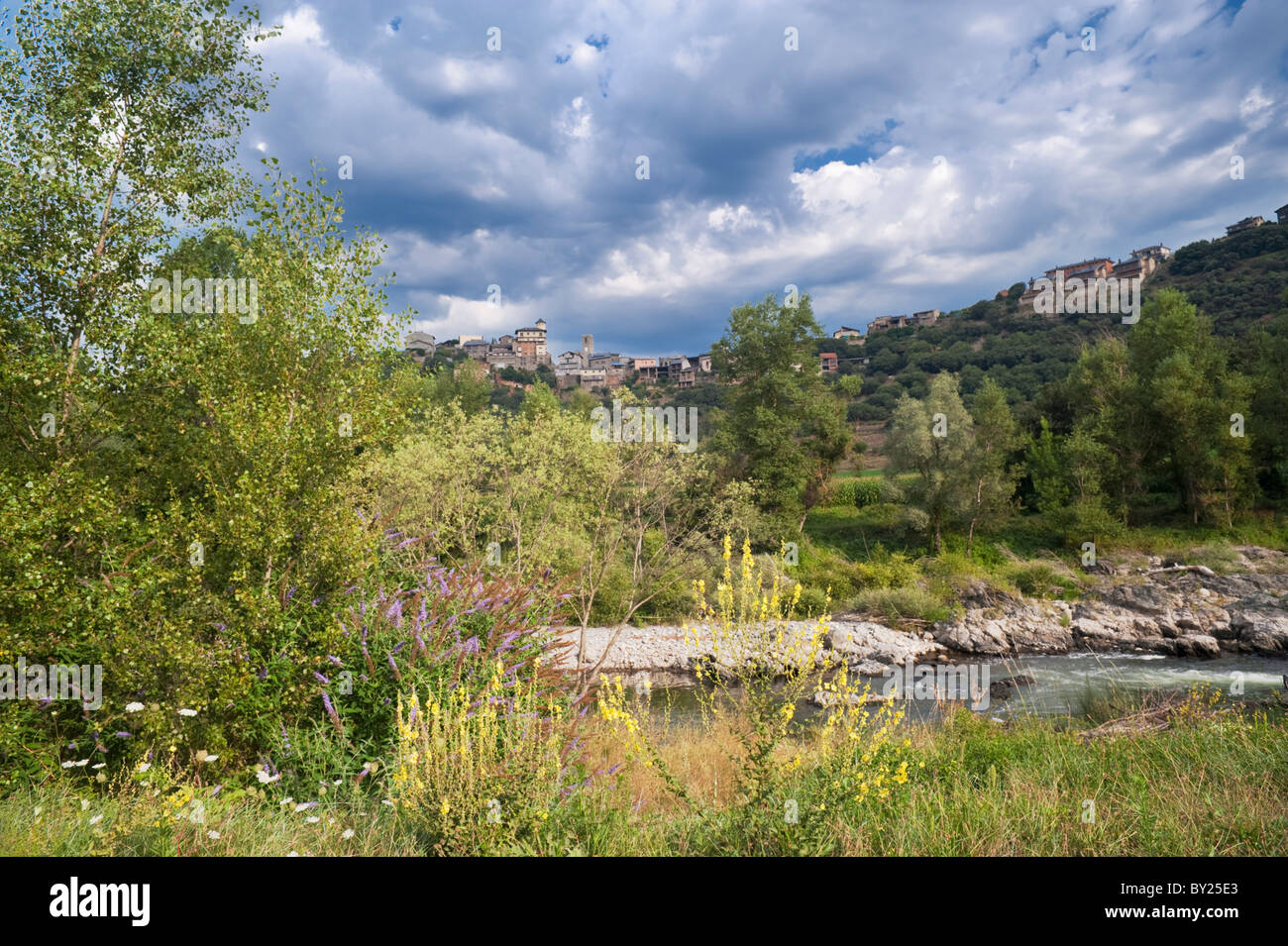 La ciudad de Montferrer, con el río Segre en primer plano, cerca de La Seu d'Urgell, en los Pirineos de Cataloñia, España Foto de stock