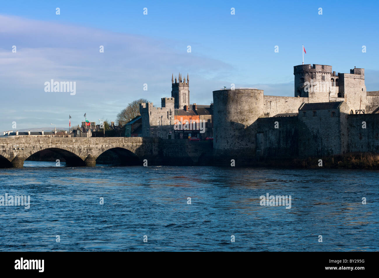 El Castillo del Rey John y el Río Shannon, Limerick, Condado de Limerick, Munster, República de Irlanda (Eire) de Europa. Foto de stock