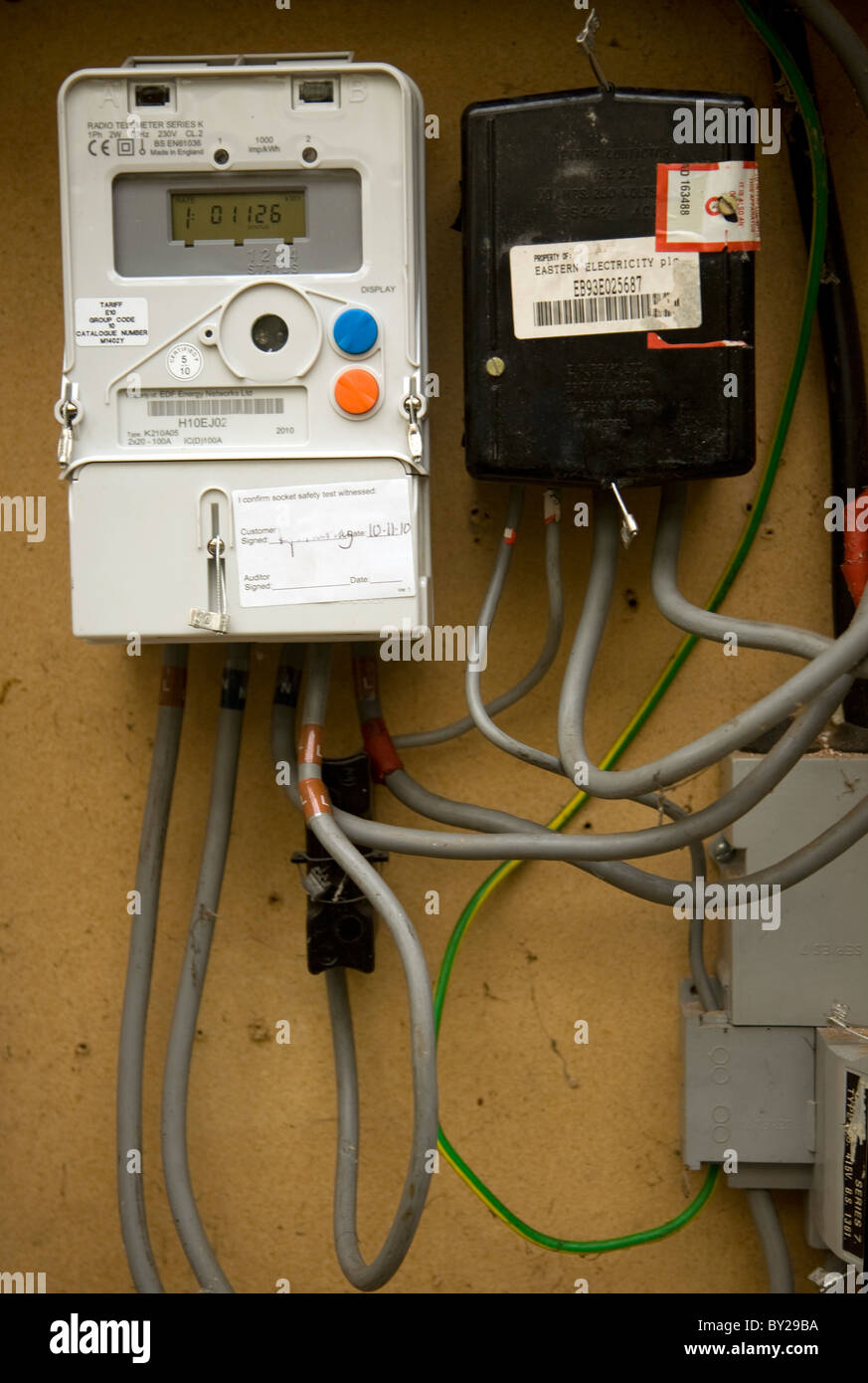 La caja del contador eléctrico de una casa Fotografía de stock - Alamy