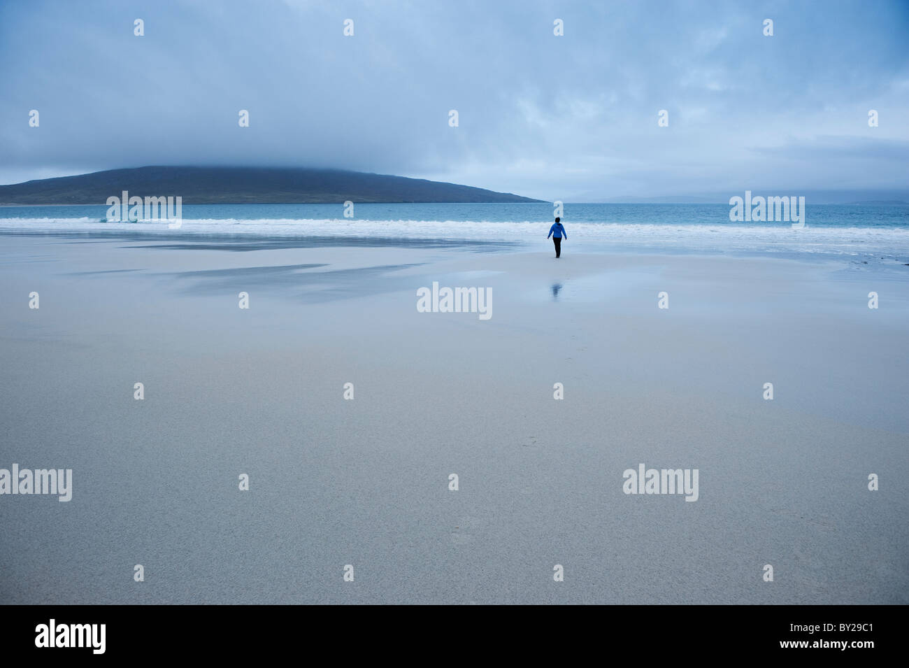 Mujer que camina por la playa Luskentire en día nublado, Isla de Harris, Western Isles, Escocia Foto de stock
