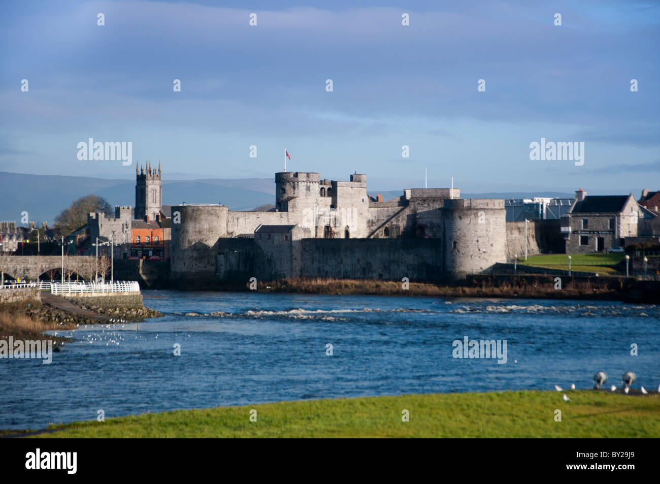 El Castillo del Rey John y el Río Shannon, Limerick, Condado de Limerick, Munster, República de Irlanda (Eire) Europa Foto de stock