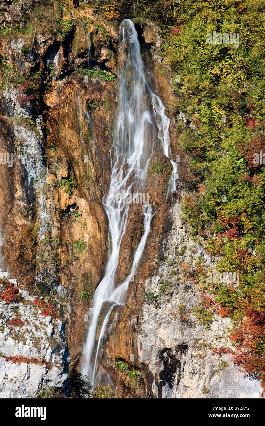 Altas montañas pintorescas cataratas en Croacia Foto de stock