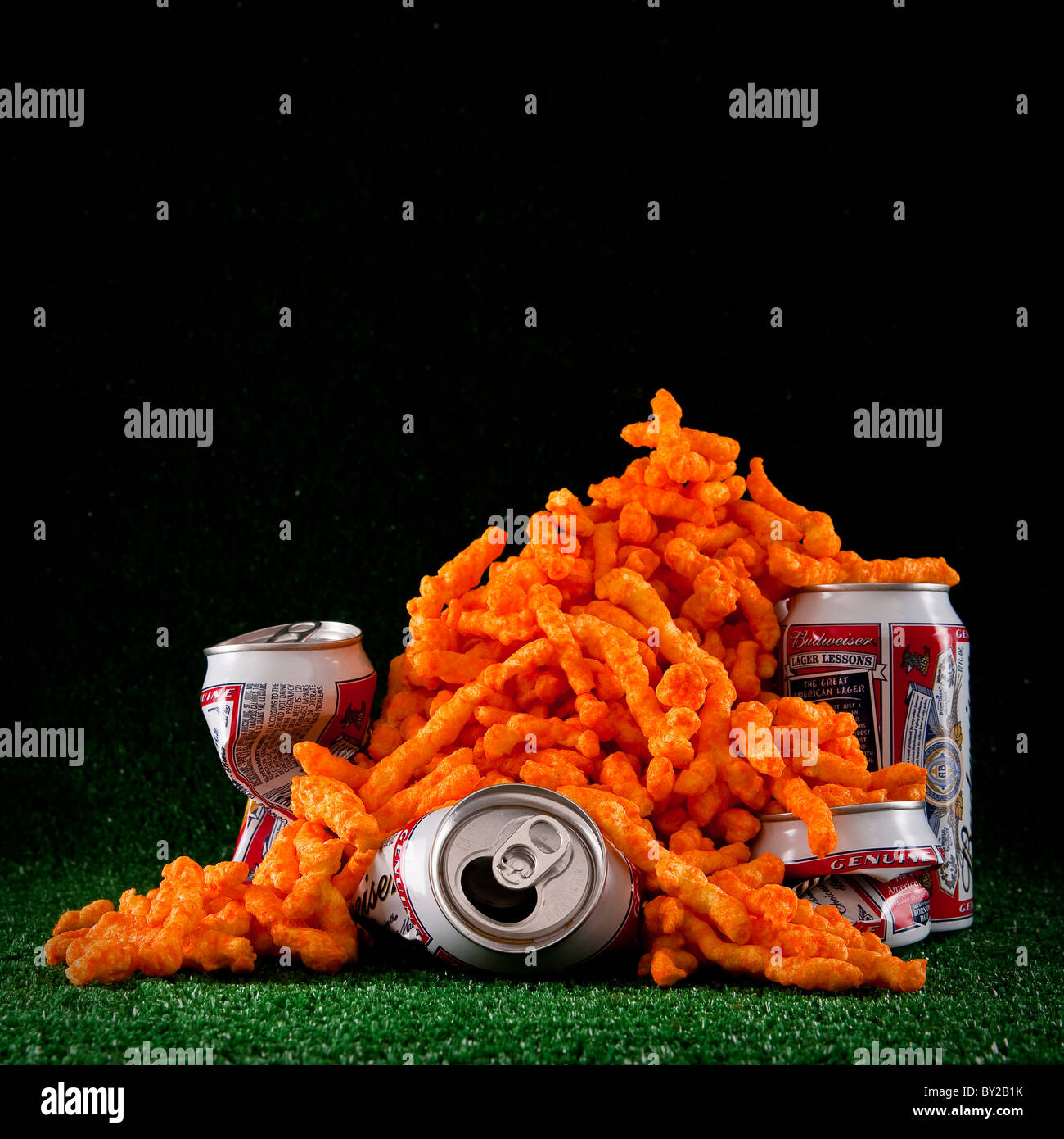 Latas de cerveza vacías y cheetos amontonadas en para astroturf Hinesburg, VT. Foto de stock