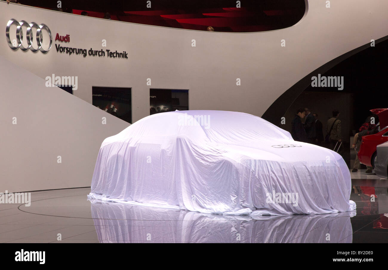 Detroit, Michigan - un Audi listo para la revelación en el North American International Auto Show. Foto de stock