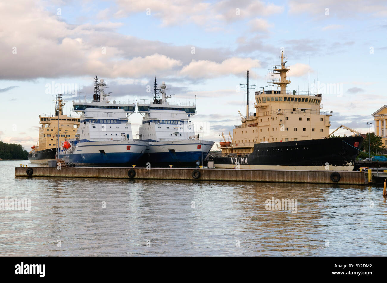 Romper el hielo buques en Helsinki, Finlandia. Estos se utilizan para romper el hielo en el puerto de Helsinki y el Mar Báltico durante el invierno. Foto de stock