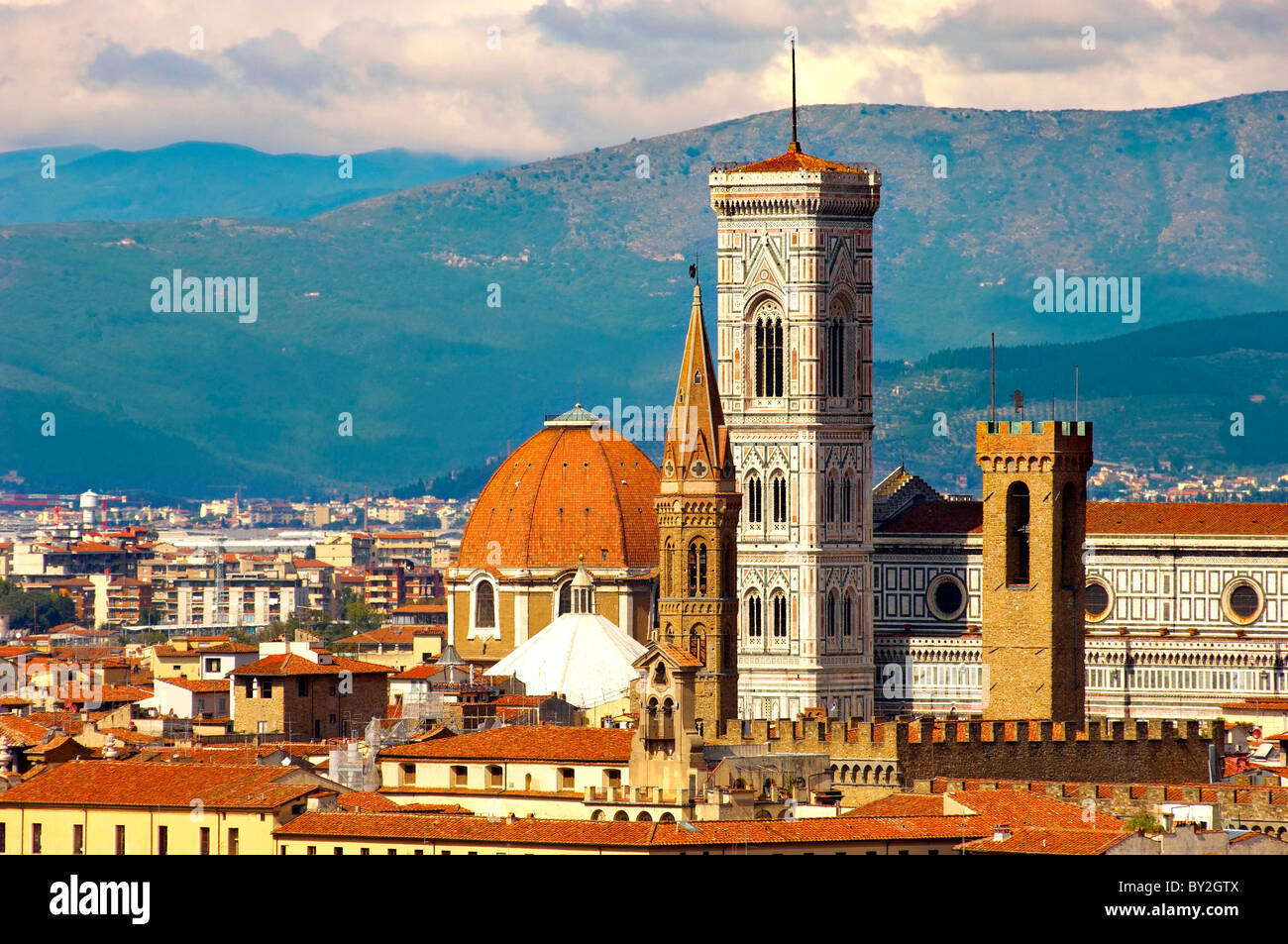 El Domo y Campanario sobre los tejados - Florencia Italia. Foto de stock