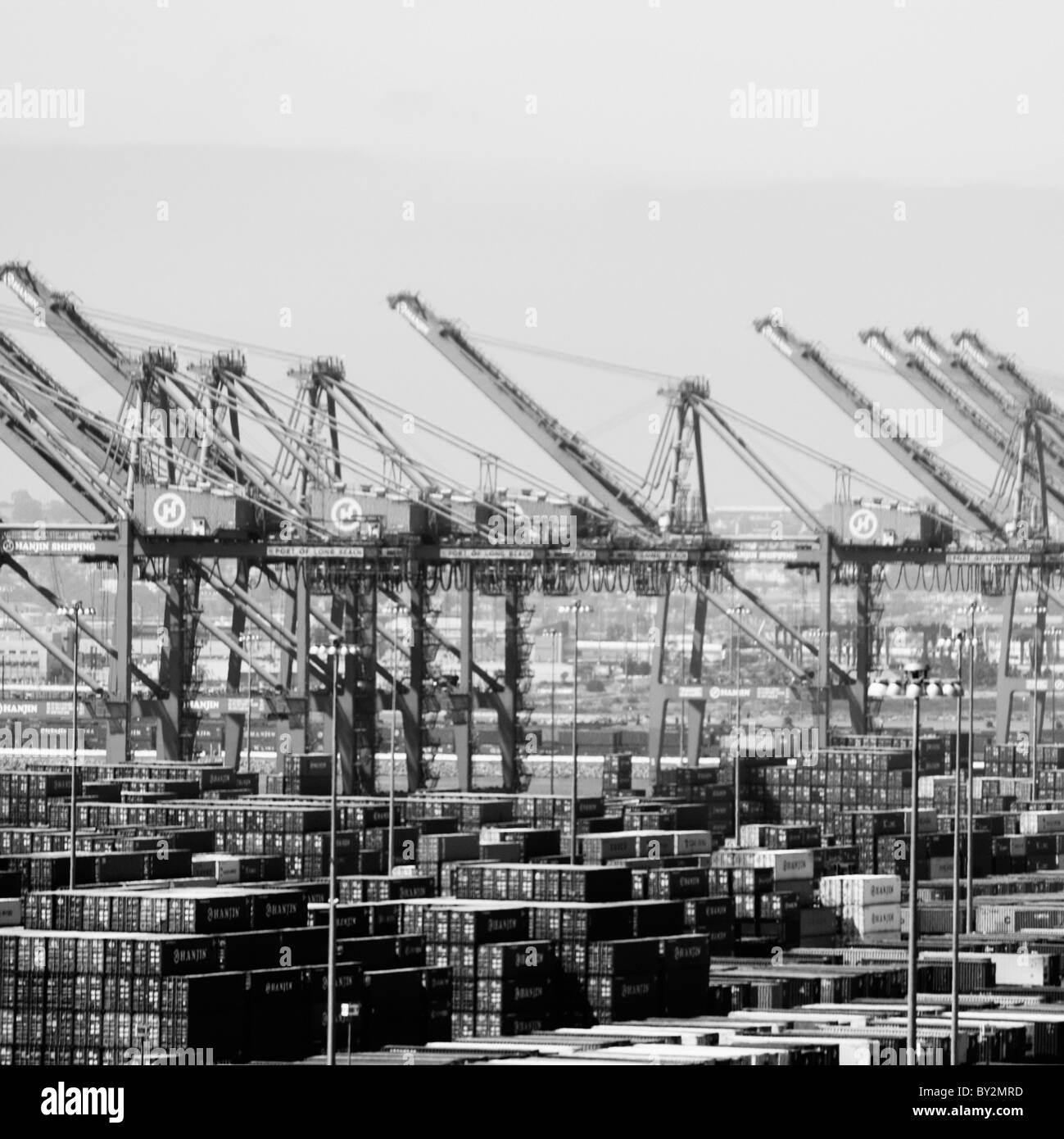 Muelles de carga y grúas en el puerto de Long Beach y Los Angeles, California. Foto de stock