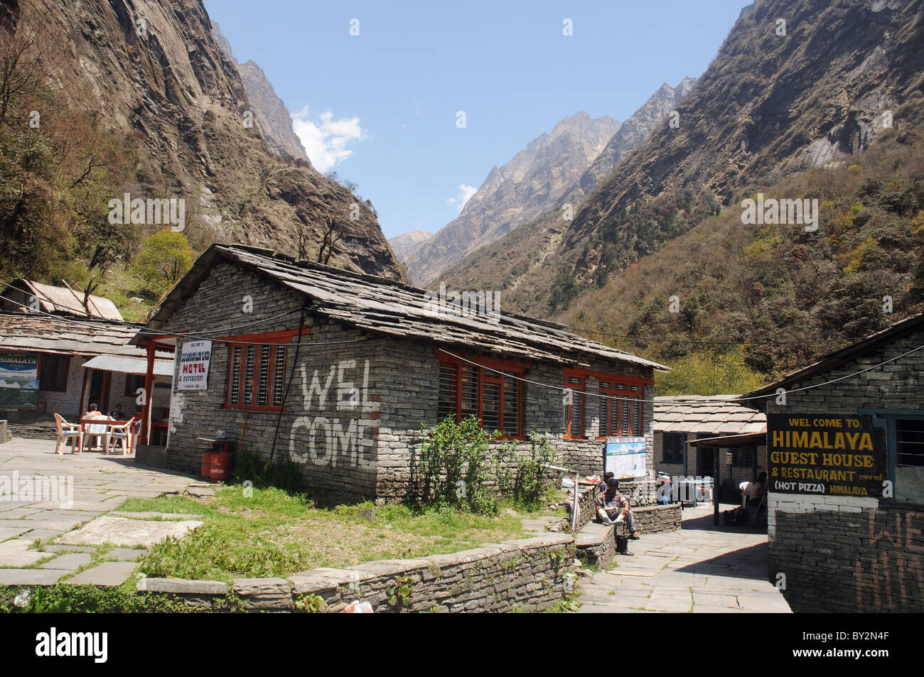 El pueblo nepalí de hotel Himalaya en el Santuario de Annapurna trek Foto de stock