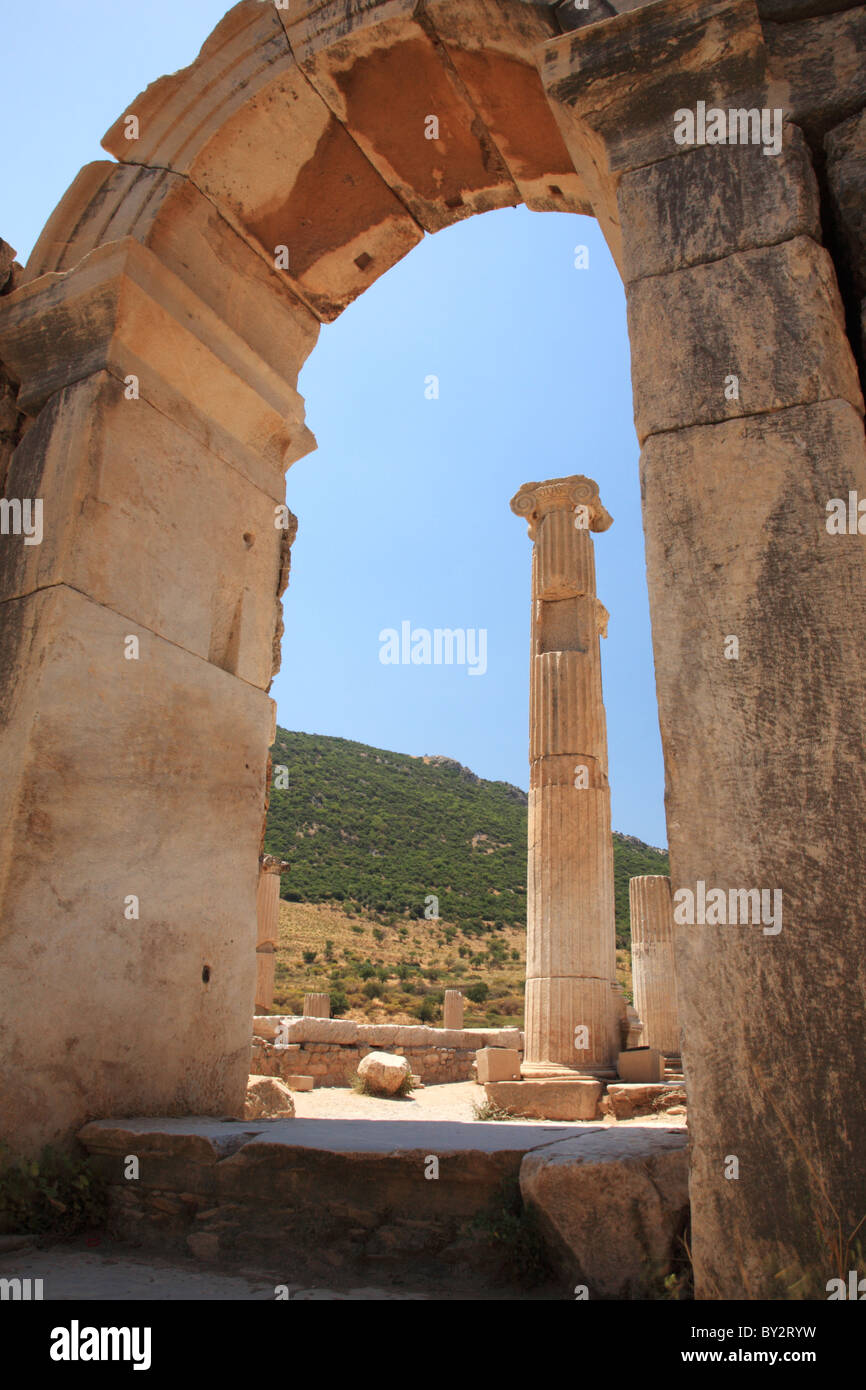 La vista a través del arco Éfeso en Turquía Foto de stock