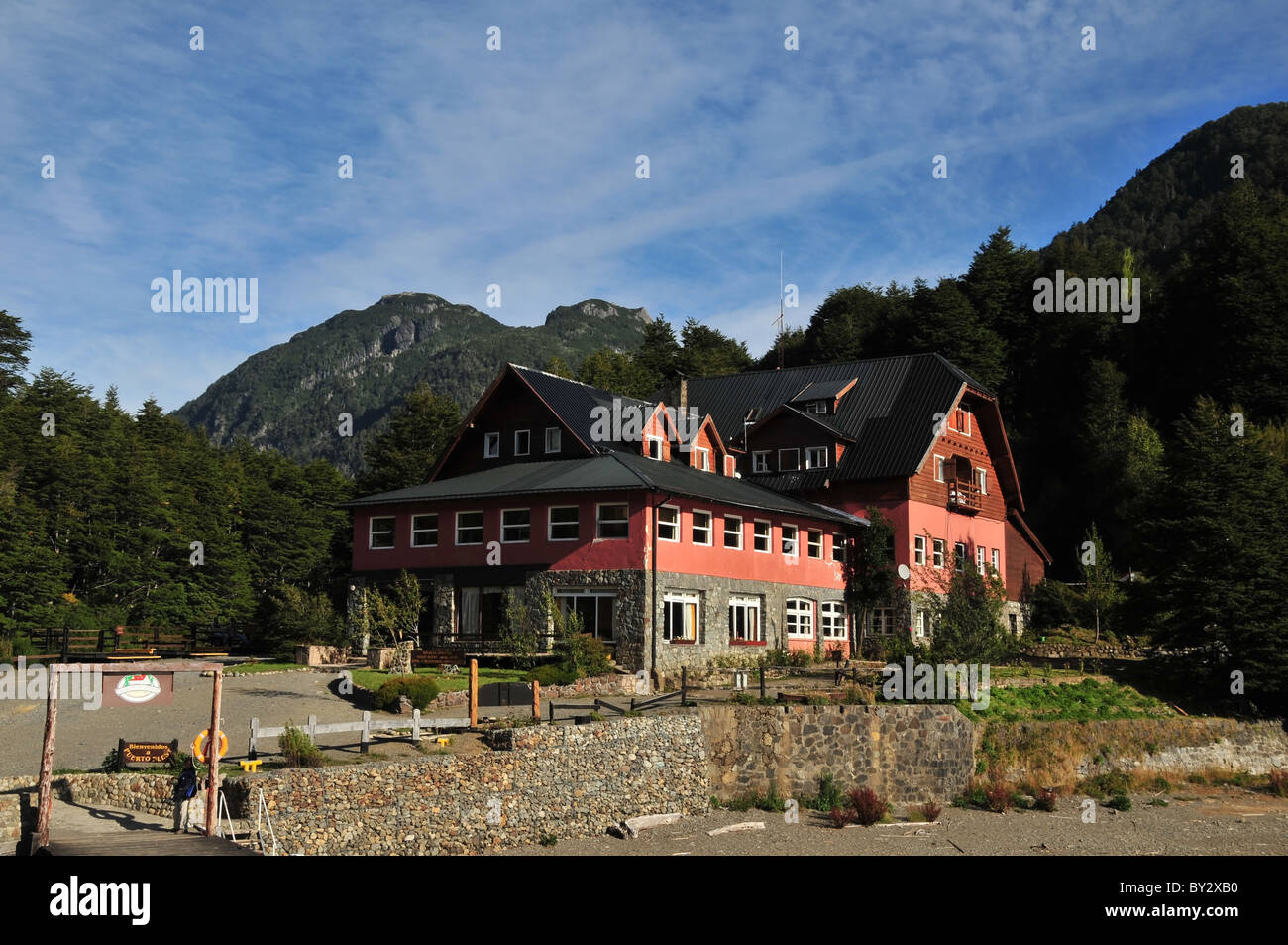 Vista desde las aguas del Lago Brazo Blest del rojo Hotel Puerto Blest,  contra un telón de fondo andino de montaña, de los Andes, Argentina  Fotografía de stock - Alamy