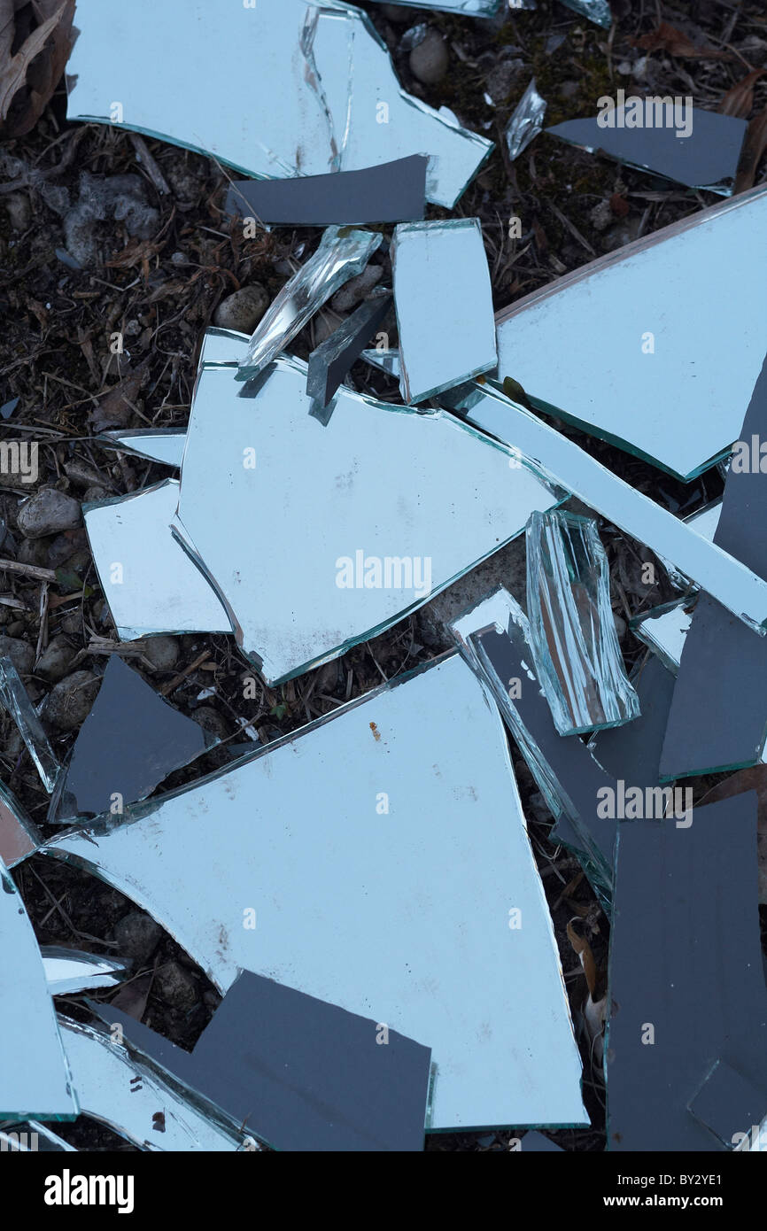 Espejo roto en el suelo Fotografía de stock - Alamy