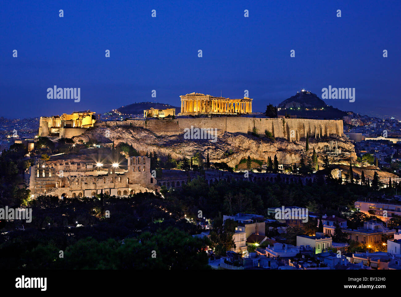 La Acrópolis de Atenas en el 'azul' hora Foto de stock
