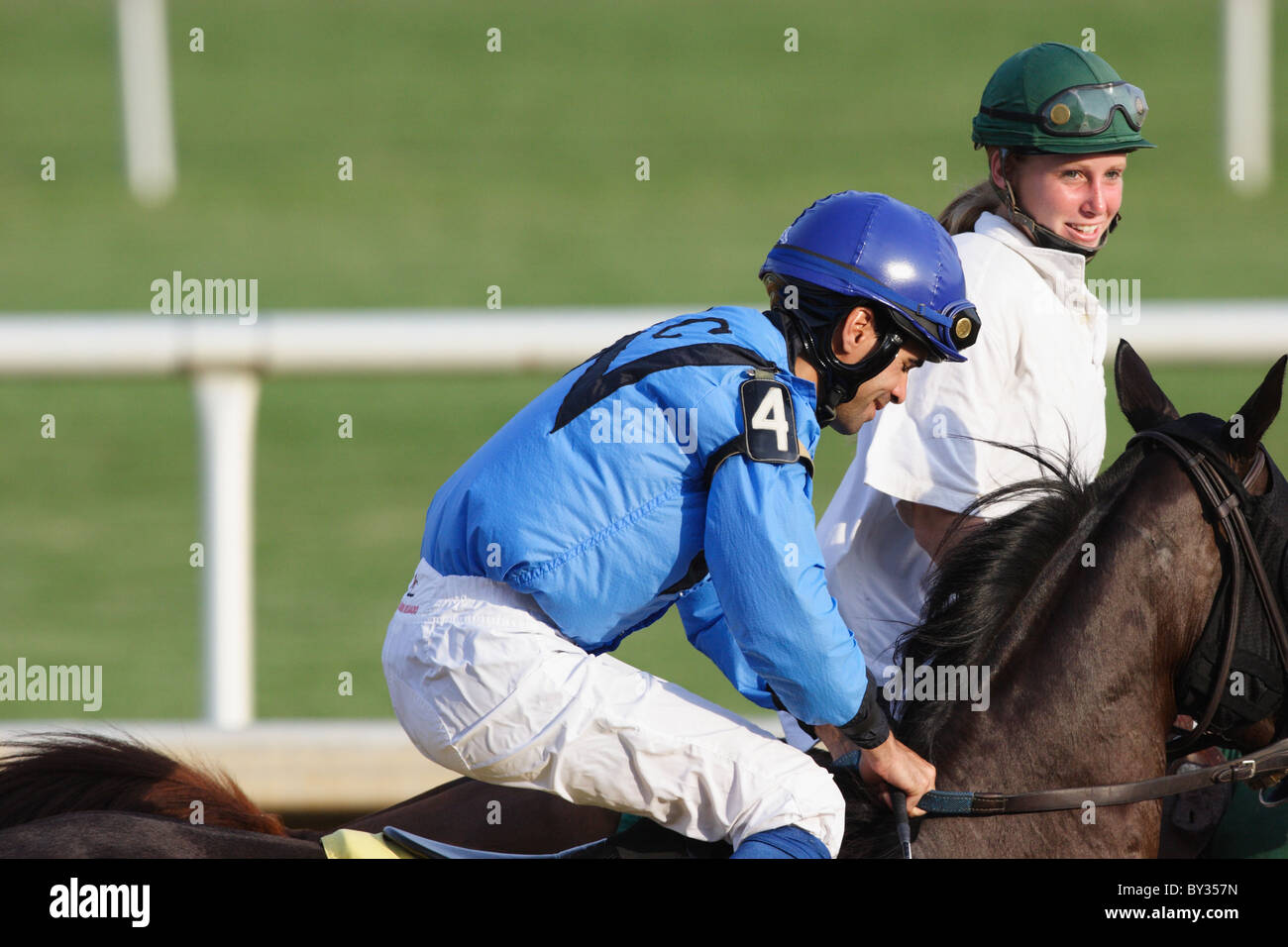 Jinete Jinete y acercándose a la puerta de salida en Colonial Downs Racetrack, Virginia, EE.UU. 2010 Foto de stock