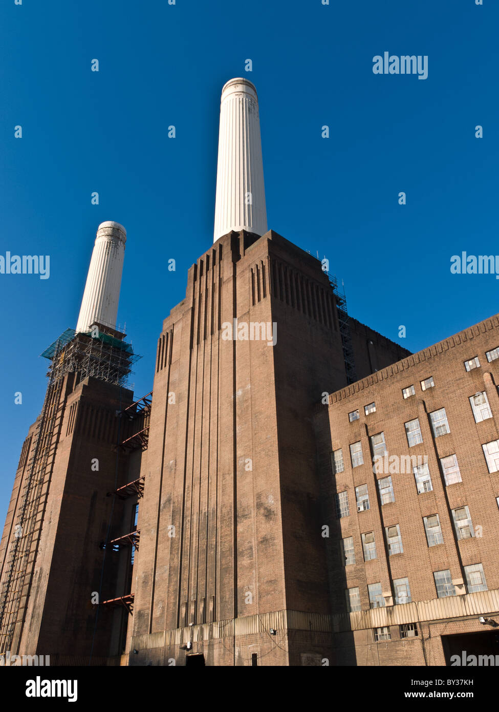 Battersea Power Station de Londres en el sol desde abajo Foto de stock