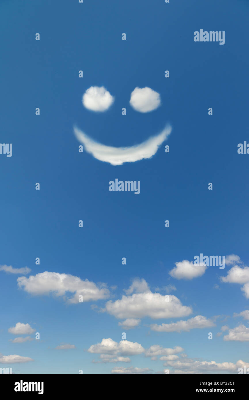 Las nubes formando una cara sonriente en el cielo Foto de stock