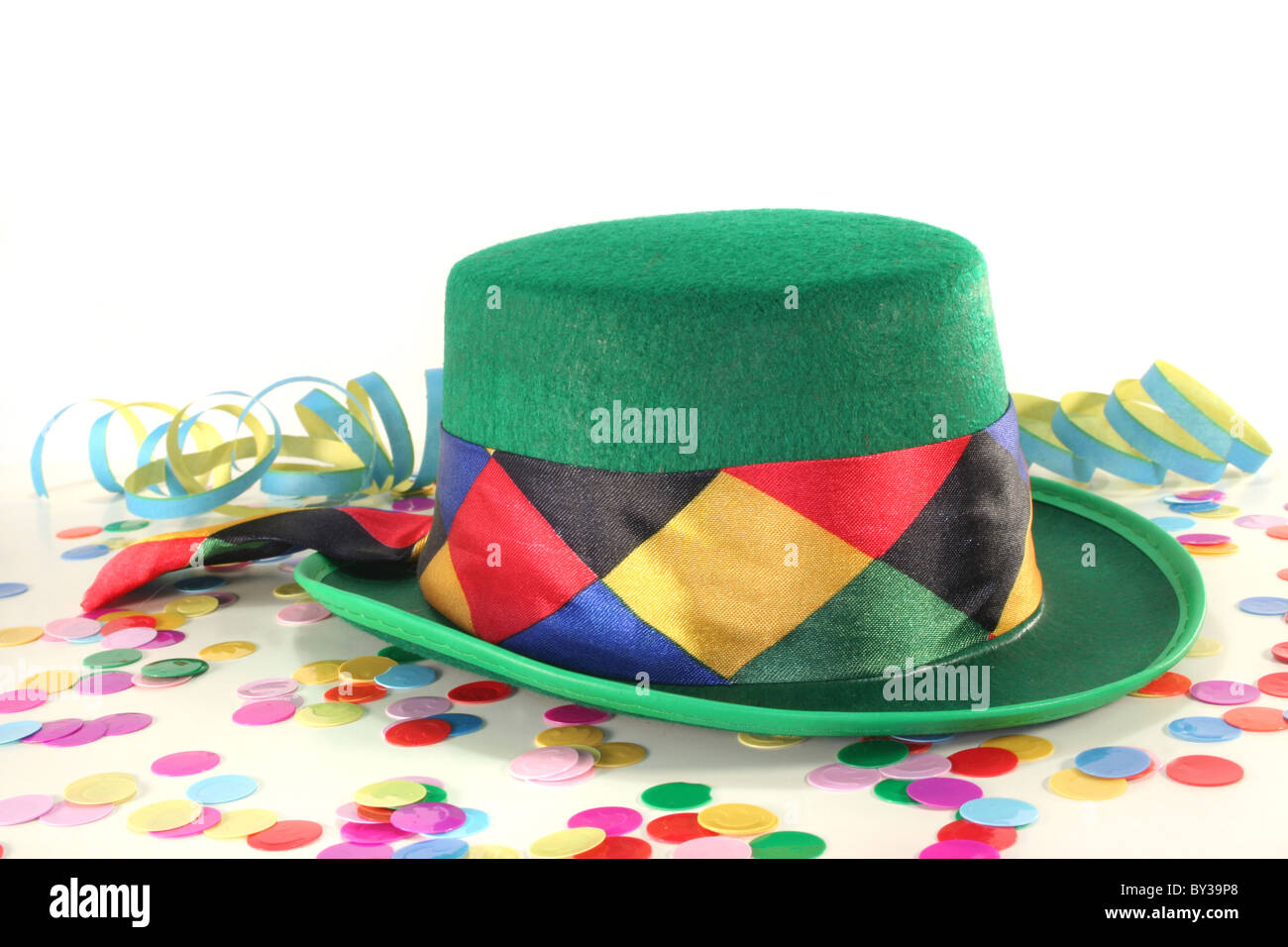 Sombrero de carnaval con coloridos confeti y serpentinas sobre fondo blanco  Fotografía de stock - Alamy