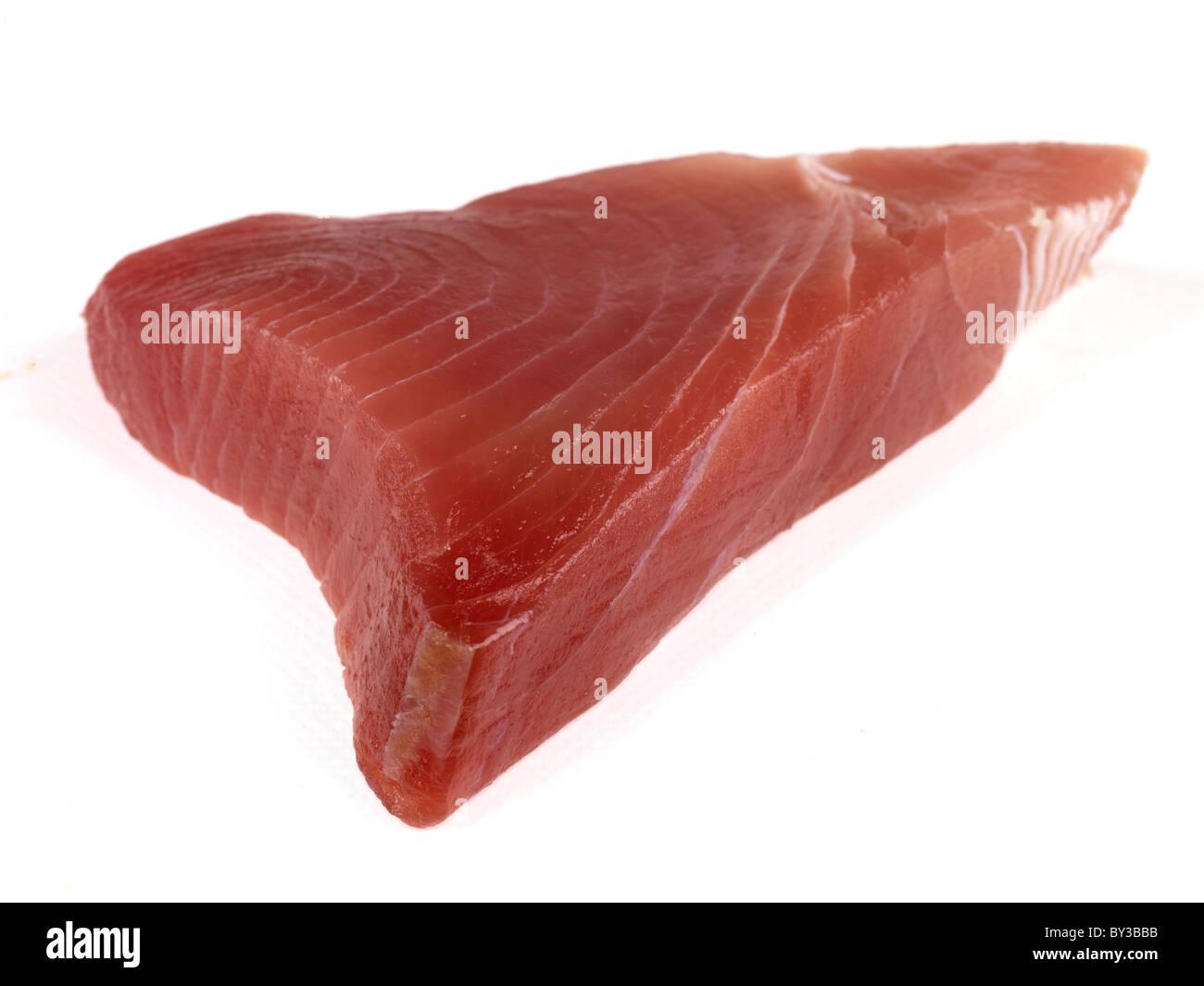 Cruda fresca y saludable filete de atún crudo aisladas contra un fondo blanco con ningún pueblo y un trazado de recorte Foto de stock