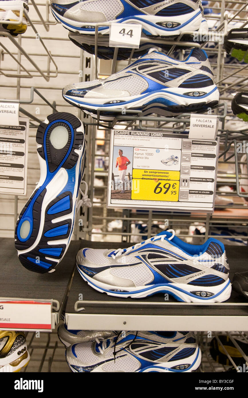 Calzado deportivo aparece en "Decathlon" el deporte y ropa deportiva tienda  de la compañía en Roma Italia Europa Fotografía de stock - Alamy