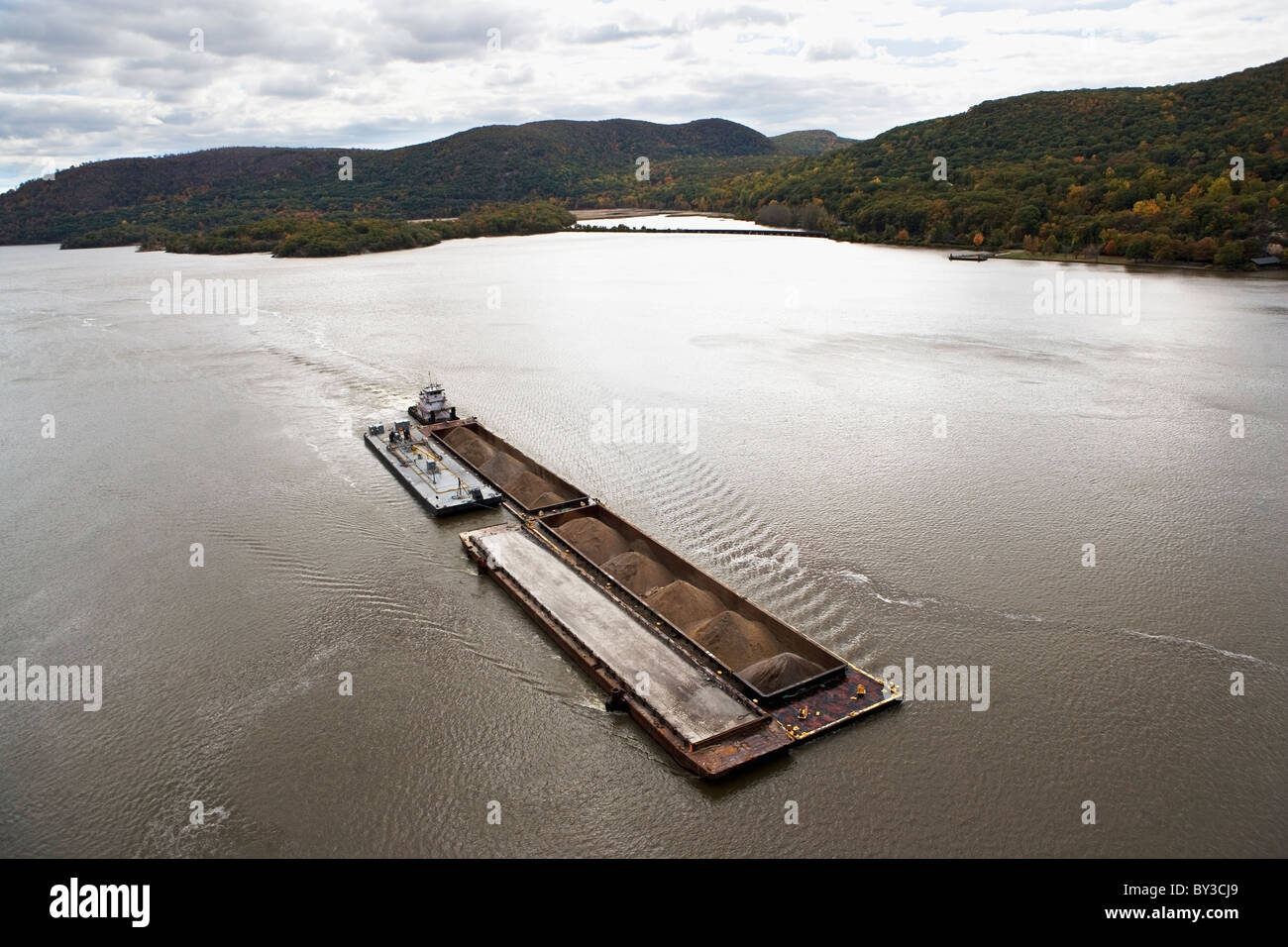 Los Estados Unidos, Nueva York, Bear Mountain, vista aérea de la barcaza sobre el río Foto de stock
