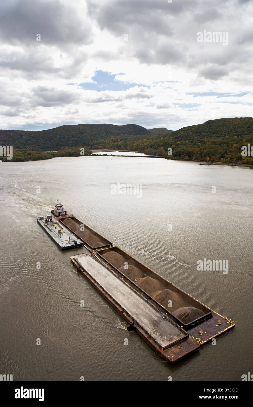 Los Estados Unidos, Nueva York, Bear Mountain, vista aérea de la barcaza sobre el río Foto de stock